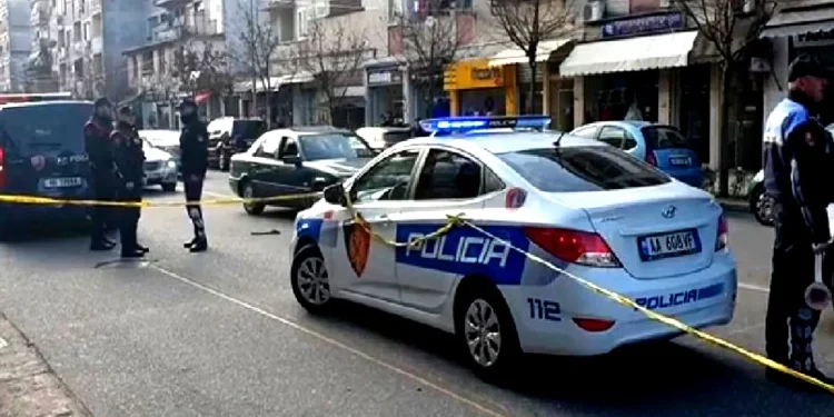 EMRI/ Plagosja e 3-fishtë në Shkodër, 18-vjeçari pas sherrit u nguli thikën bashkëmoshatarëve! Policia në ndjekje të tij