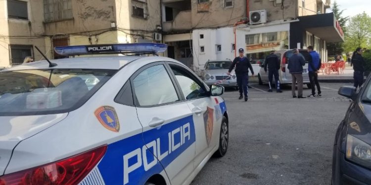 Plagoset me armën e shërbimit të babait 16-vjeçari në Tepelenë! Pezullohet efektivi