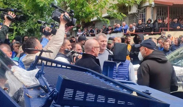 ‘Tradhëtar’/ Tensionohet situata në veri, serbët godasin me shishe në kokë edhe kryetarin e Listës Serbe (2 KUSHTET)