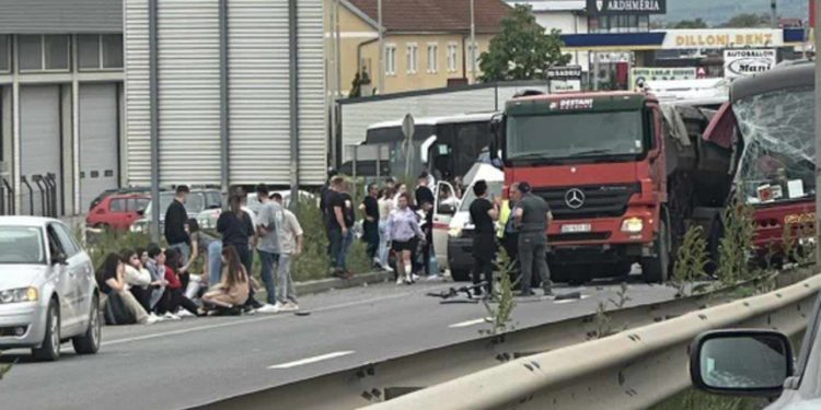 Aksident i RËNDË në Kosovë, autobusi me nxënës përplaset me kamionin dhe një makinë, 30 të plagosur