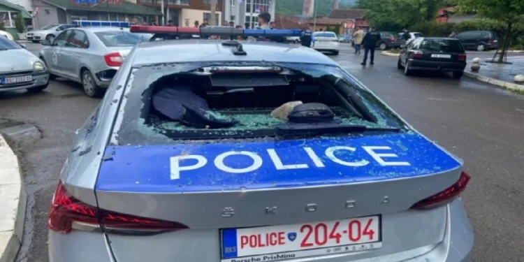 ‘Nxehen GJAKRAT’ në veri të Kosovës/ Serbët thyejnë xhamat e mjetit të policisë në Zveçan