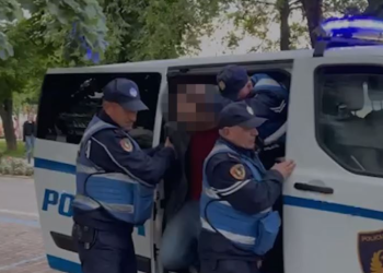 ‘Lajthit’ 61-vjeçari në Pogradec, tenton të vrasë me sëpatë fqinjin