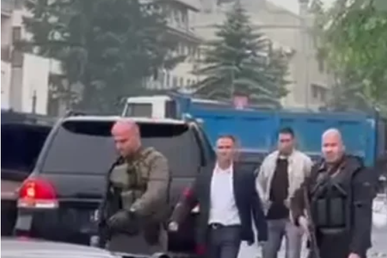 Mes KAOS-it kryetarët e komunave në veri hynë në zyrë! Flamuri i Kosovës ngrihet në shtizë. Vuçiç mobilizon ushtrinë!