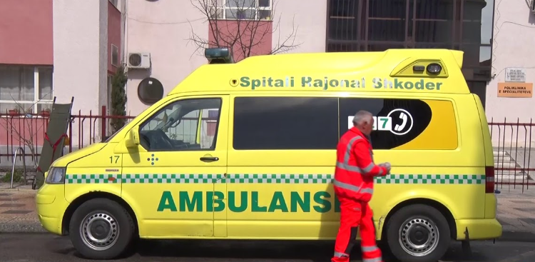 E RËNDË/ Makina përplas këmbësoren te vijat e bardha në Shkodër