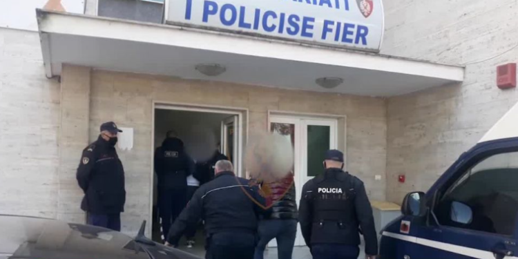 ‘Lajthisin’ burrat në Fier, 2 të arrestuar pasi rrahën gratë! Tjetri thyen arrestin e shtëpisë