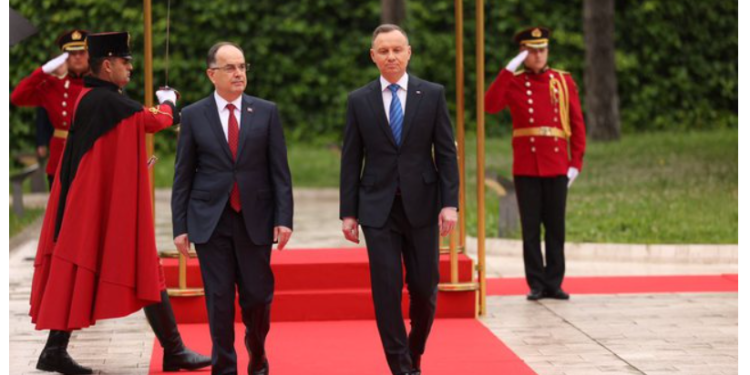 Presidenti i Polonisë viziton Tiranën! Pritet me ceremoni shtetërore nga Begaj