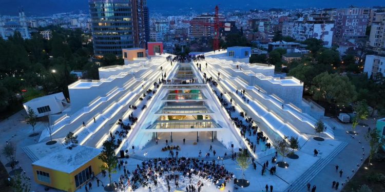 FOTOT / Piramida triumfon që ditën e parë, mijëra qytetarë vizitojnë godinën e transformuar