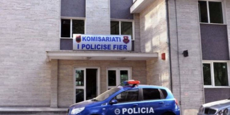 27-vjeçari në Fier nuk ‘zë mend’, thyen ‘arrestin e shtëpisë’ dhe del shet kanabis