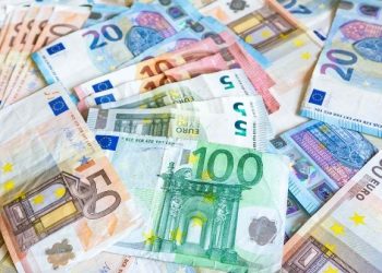 Euro po humbet pikë me ritme të qëndrueshme në kursin e këmbimit me Lekun