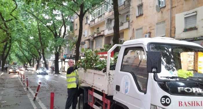 Tirana i rikthehet normalitetit pas shirave të rrëmbyeshëm, punonjësit e Bashkisë në terren