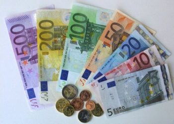 Euro bie sërish nën 110 lek