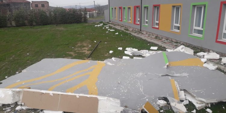 Pamjet/Era rrëzon fasadën e një shkolle në Ersekë