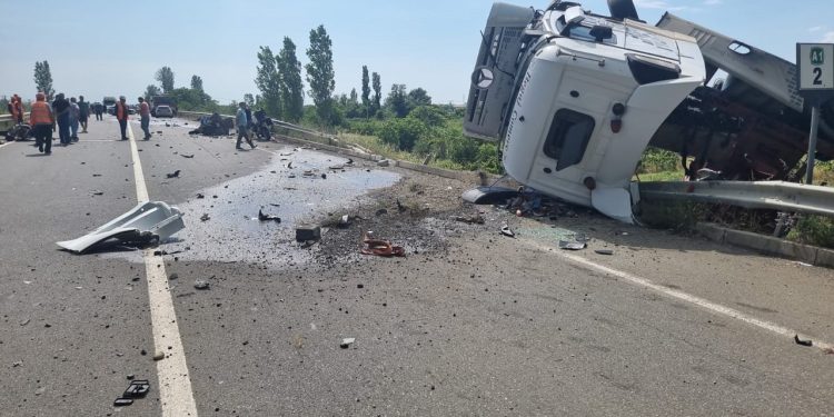 FOTOLAJM/ Aksident i 4-fishtë në aksin Milot-Lezhë! Kamioni përmbyset jashtë rruge, makinat dhe motorët bëhen ‘copash’