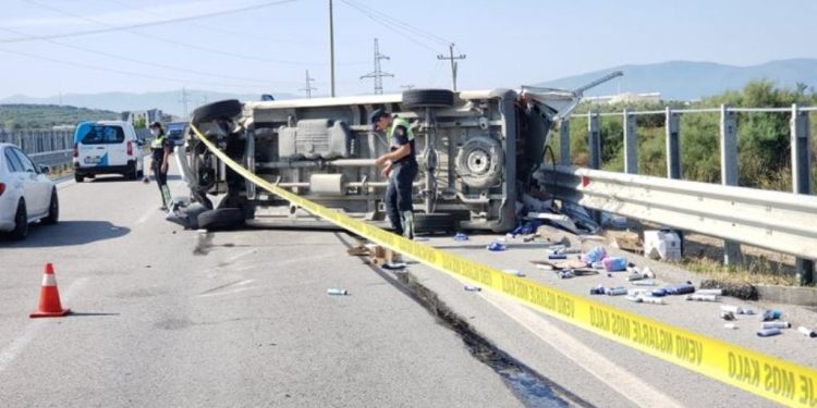 Furgoni i mallrave përplaset me trafikndarësen në aksin Lushnje-Rrogozhinë, plagoset shoferi