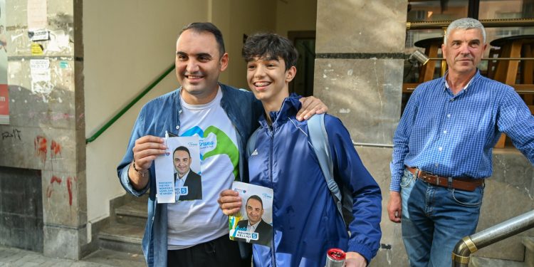 ‘Dilni votoni masivisht në 14 maj’/ Këlliçi me qytetarët në Sauk dhe te Liqeni i Thatë