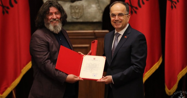 Presidenti Begaj dekoron me titullin ‘Mjeshtër i Madh’ piktorin Helidon Haliti: Piktor modern dhe surrealist