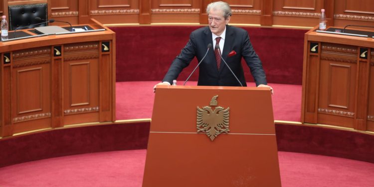 Berisha: Ky parlament qëndron mbi krimin! Kjo është pashpirtësi! Po dyfishoni rrogat e zyrtarëve të lartë dhe po ulni të qytetarëve
