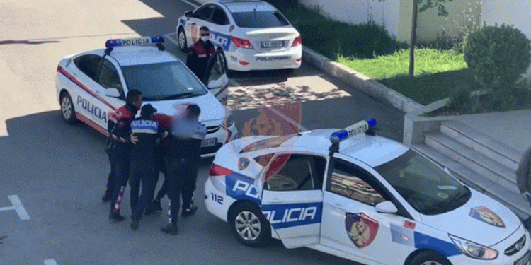 Lëvizte me thikë dhe dokumente të falsifikuara, arrestohet i riu në Devoll