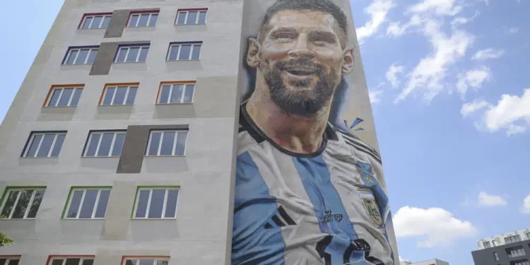 Murali i Messit në konviktin e studentëve në Tiranë, AP: Lumturohen shqiptarët