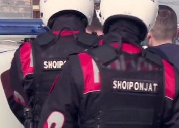 EMRAT/ Shqiponjat aksion ‘Blic’ në Fier, në pranga 3 të rinj që shpërndanin drogë