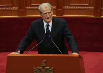 Berishës s’i del ‘inati’, kthehet në Kuvend dhe kapet me Spiropalin: Rama s’është burrë! E mbron kjo, papagalli