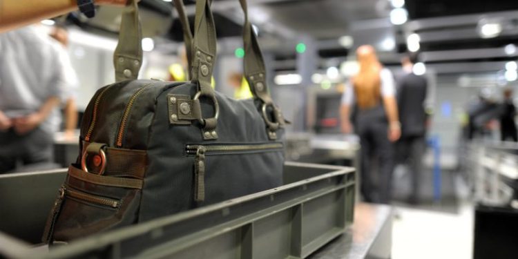 Horrorr në bagazhin e një udhëtari/ 90 zvarranikë në aeroportin e Vjenës