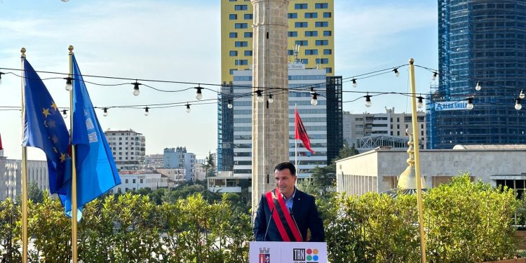 Erion Veliaj betohet si kryetar i Bashkisë së Tiranës: I përulur për besimin e jashtëzakonshëm, për t’i shërbyer për herë të tretë qytetit tonë