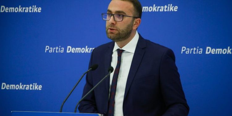 Mbështetësit e Bashës kërcënuan deputetët/ Bardhi:  Dhuna verbale dhe shantazhi nuk janë mjete politike!