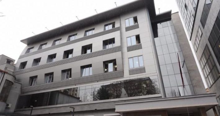 Vijojnë arrestimet e zyrtarëve, pas sekretares në MSH arrestohet edhe specialistja