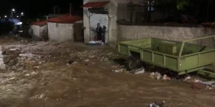 Moti i keq/ Përmbyten disa fshatra në Maliq, banorët e kalojnë natën jashtë! Përrenjtë e dalë nga shtrati ‘nuk kursejnë’ as varrezat