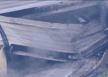 Filadelfia përfshihet nga flakët/ Shembet një pjesë e autostradës!