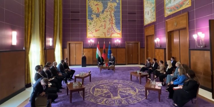 FOTOLAJM/ Orban në Tiranë i shoqëruar vetëm nga burra në delegacion, Rama i vë përballë zonjat ministre