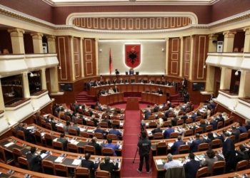 Varfëria/Deputetët e Sali Berishës dorëzuan sot në Kryesinë e Kuvendit projektligjin për vendosjen e minimumit jetik