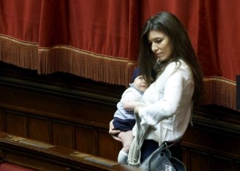 Itali/ Për herë të parë një deputete ushqen më gji djalin e saj vetëm 2 muajsh në parlament