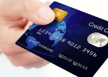 Punonte si kujdestare në shtëpinë e të një moshuareje, nënë e bijë vjedhin qindra euro nga karta e debitit