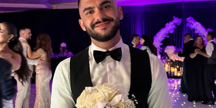 “Mu lshu reni për nuse”, Butrint Imeri pret lulet në dasmën e të vëllait