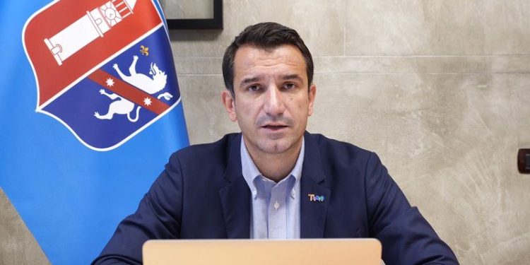 Veliaj u përgjigjet shoqatave të transportit publik: Kush nuk del sot në punë, do të humbasë automatikisht licencën!