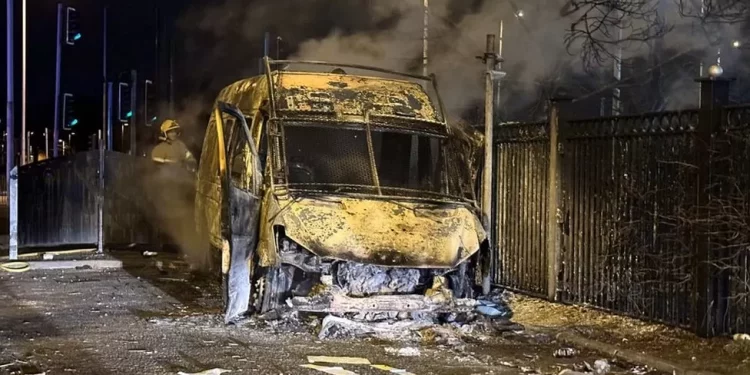 Burra dhe djem të akuzuar për përleshjet në hotelin e azilit Knowsley