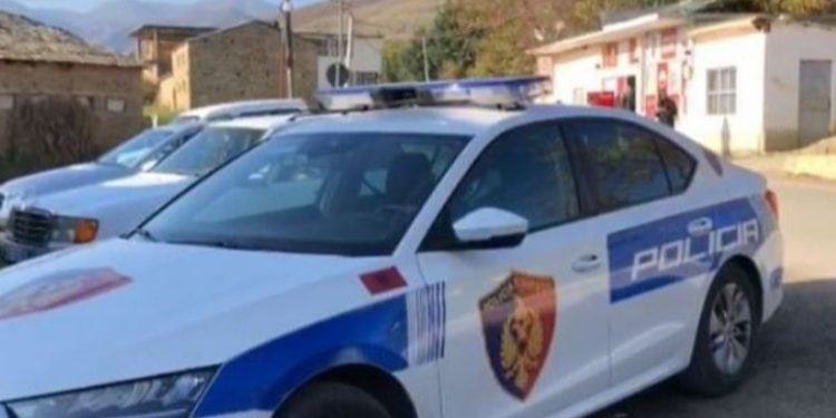 I riu hyn dhe grabit shtëpinë e fqinjit në Tiranë, i përdhunon edhe të dashurën