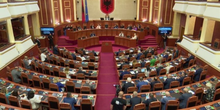 Vetëm me votat e PS. Kuvendi vendos që pr/ligji për studentët e Mjekësisë do diskutohet me procedurë të përshpejtuar