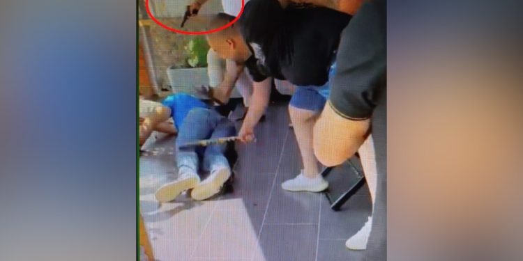 EMRI+FOTO/ Vëllai i deputetit të PS-së i vë pistoletën në kokë personit të dhunuar barbarisht nga fisi Rraja