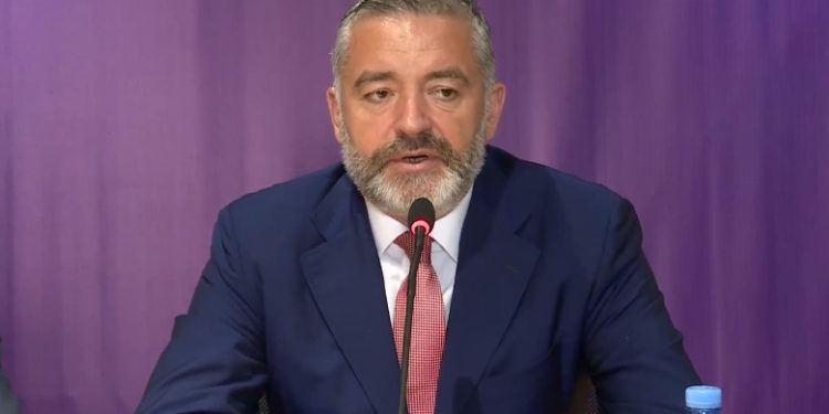 A do të përjashtohet Ahmetaj nga grupi i PS? PËRGJIGJET Blendi Klosi