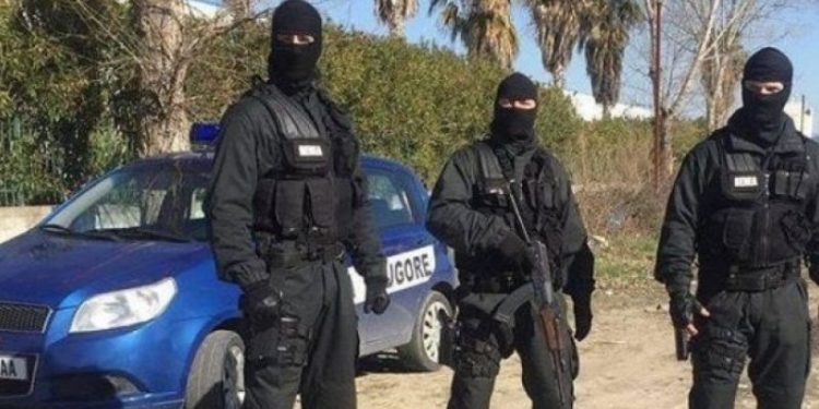 Atentati ndaj Bejtjes/ ‘RENEA’ dhe ‘FNSH’ rrethojnë Niklën dhe Tapizën, disa të shoqëruar