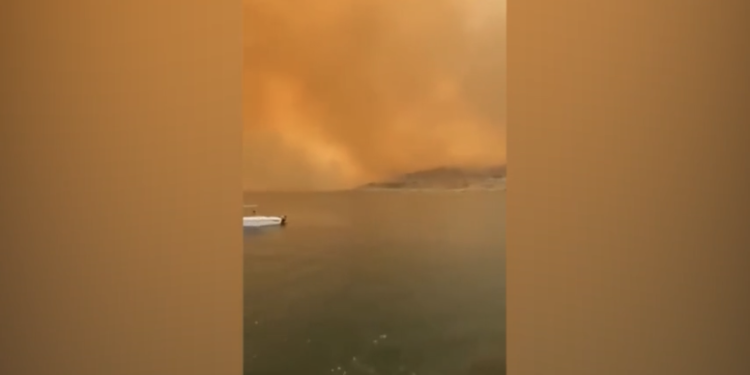 Situata nga zjarret bëhet e frikshme në Greqi, në ishullin Rodos flakët dalin jashtë kontrollit!