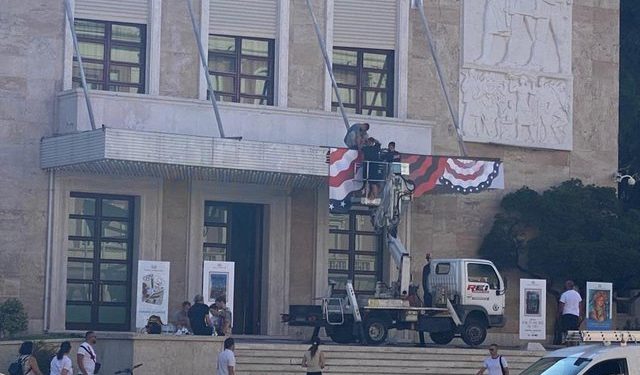 FOTO/ Clinton në Tiranë, Kryeministria ‘zbukurohet’ me flamujt amerikanë