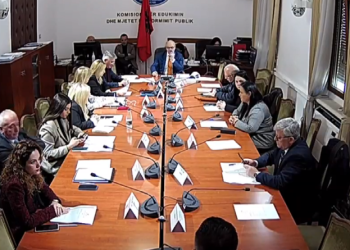 Vetëm me votat e PS, Komisioni i Edukimit miraton pr.ligji për ASH, Gjinushit i lejohet të kandidoj për një tjetër mandat