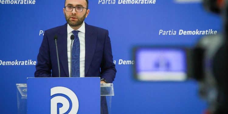 Bardhi poston foto para mbledhjes së Këshillit Kombëtar: E ardhmja e PD, mbi çdo hall e interes personal!