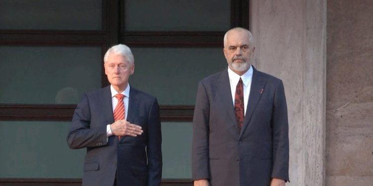 ‘Festa private’ e Ramës që zbehu vizitën e Clinton-it të madh! Kush e përjashtoi Begajn dhe lartësoi Sorosin?!