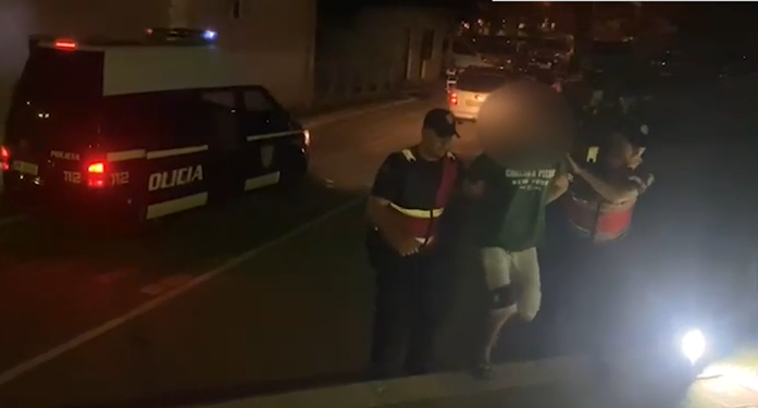 ‘500 euro pë kokë’/ Arrestohet 17-vjeçari me 8 emigrantë të paligjshëm në Gjirokastër! Tjetri ia mbathi sa pa Policinë