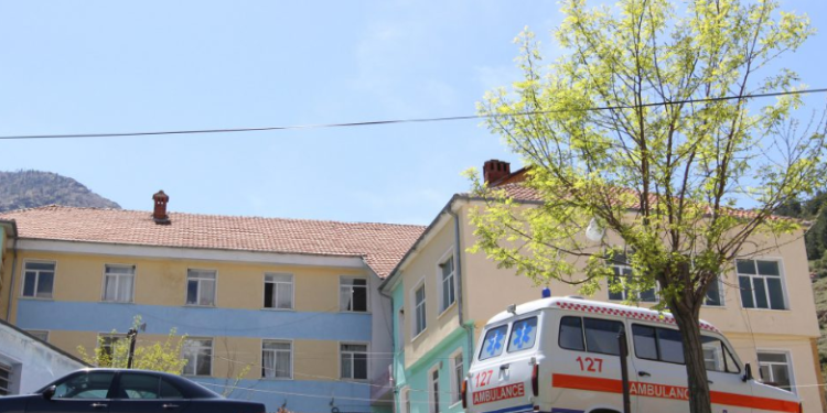 EMRI/ Plagosje me thikë në Bulqizë